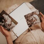 Kobieta w ciąży wybiera zdjęcia do albumu ciążowego